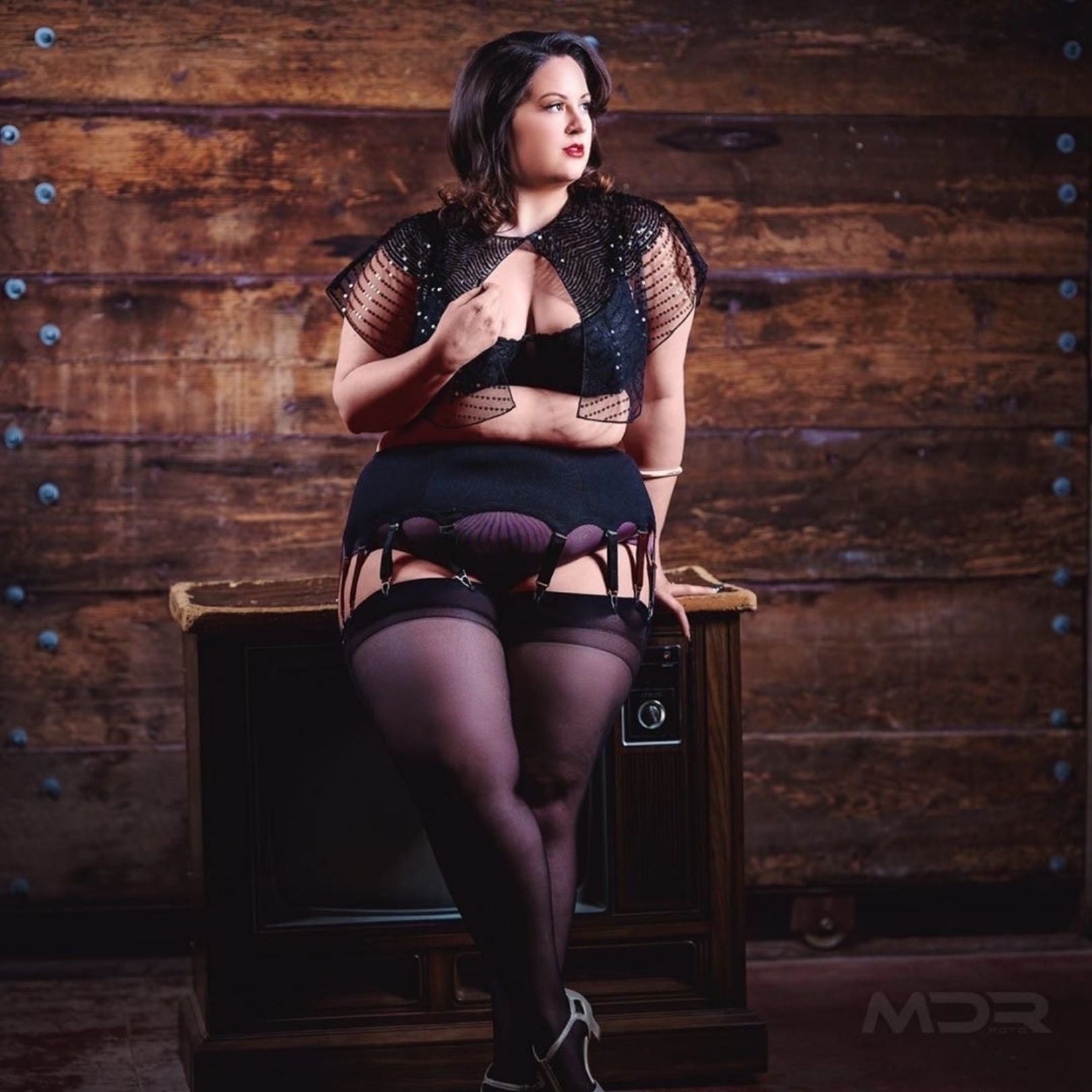 The Vivi Capelet - Black